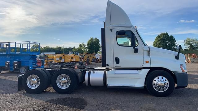 Image of Freightliner Cascadia equipment image 3