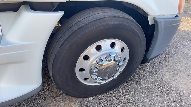 Image of Freightliner Cascadia equipment image 4