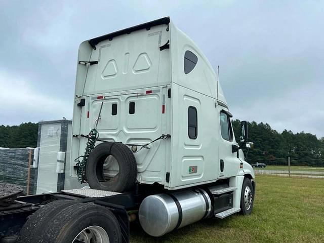 Image of Freightliner Cascadia equipment image 3