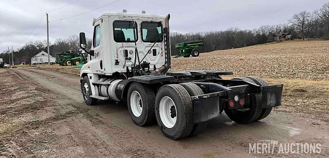 Image of Freightliner Cascadia equipment image 2