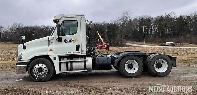 Image of Freightliner Cascadia equipment image 1