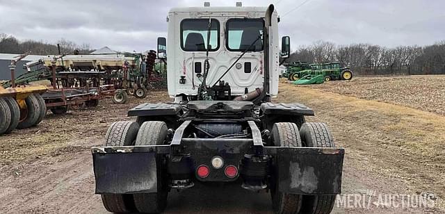 Image of Freightliner Cascadia equipment image 3