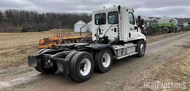 Image of Freightliner Cascadia equipment image 4