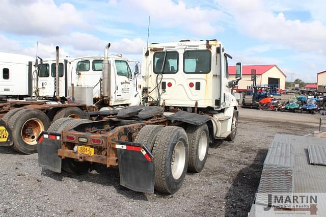 Image of Freightliner Cascadia equipment image 3