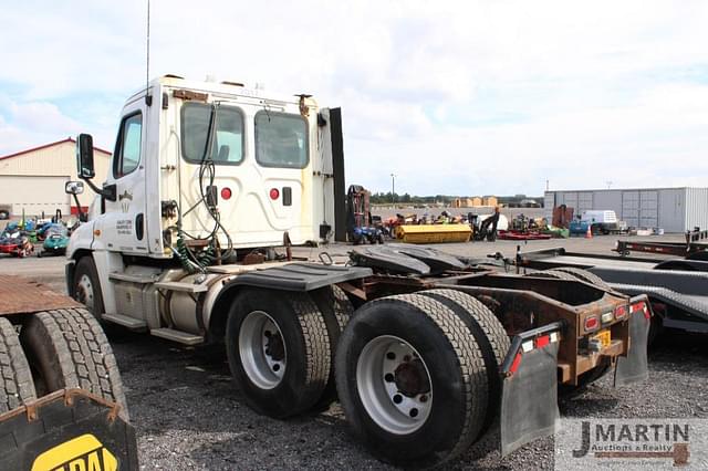 Image of Freightliner Cascadia equipment image 2