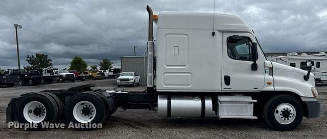 Image of Freightliner Cascadia equipment image 3