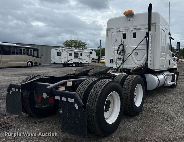 Image of Freightliner Cascadia equipment image 4