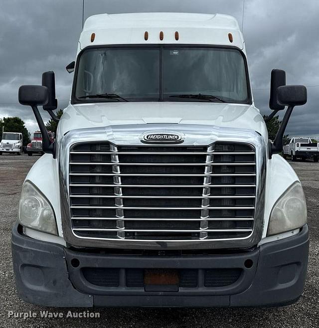 Image of Freightliner Cascadia equipment image 1