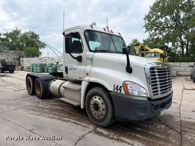 Image of Freightliner Cascadia equipment image 2