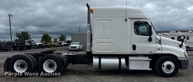 Image of Freightliner Cascadia equipment image 3