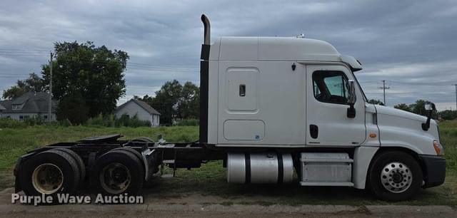 Image of Freightliner Cascadia equipment image 3