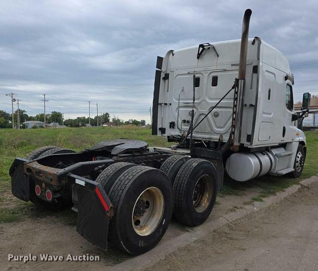 Image of Freightliner Cascadia equipment image 4