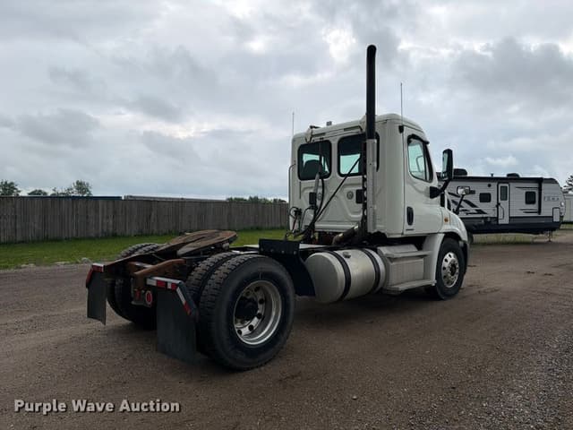 Image of Freightliner Cascadia equipment image 4