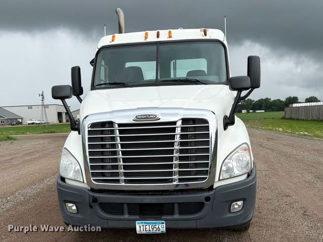 Image of Freightliner Cascadia equipment image 1