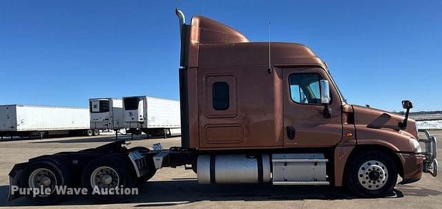 Image of Freightliner Cascadia equipment image 3