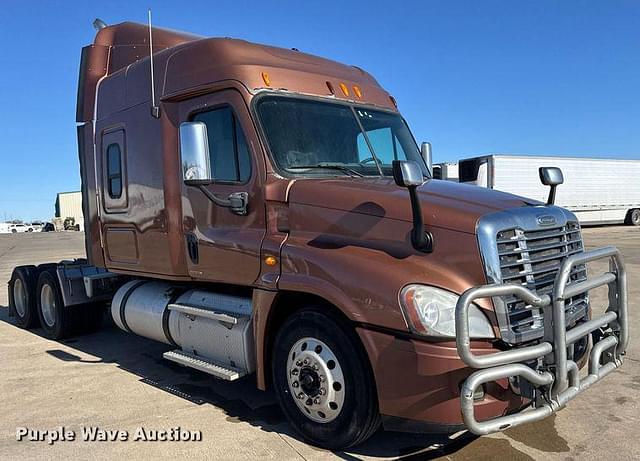 Image of Freightliner Cascadia equipment image 2