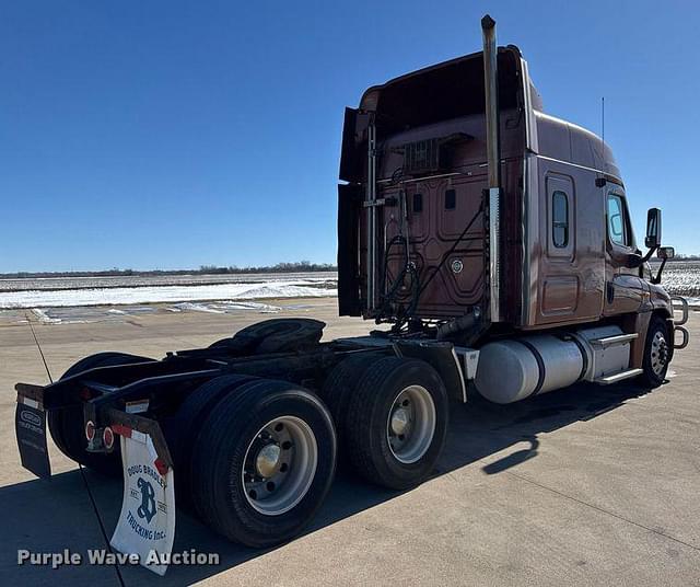 Image of Freightliner Cascadia equipment image 4