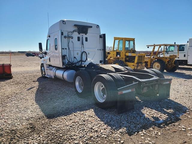 Image of Freightliner Cascadia equipment image 3