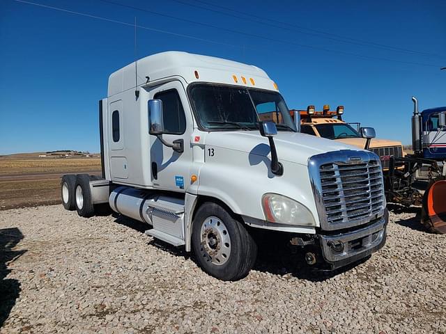 Image of Freightliner Cascadia equipment image 1