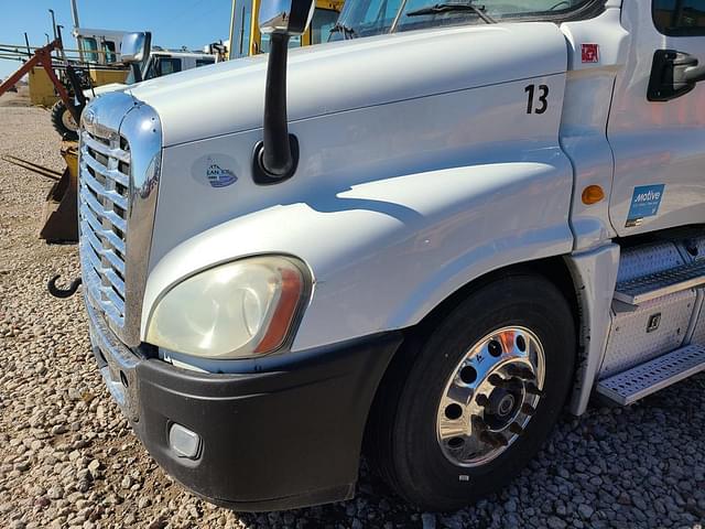 Image of Freightliner Cascadia equipment image 4