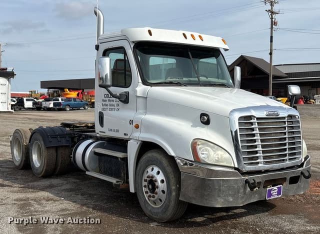 Image of Freightliner Cascadia equipment image 2