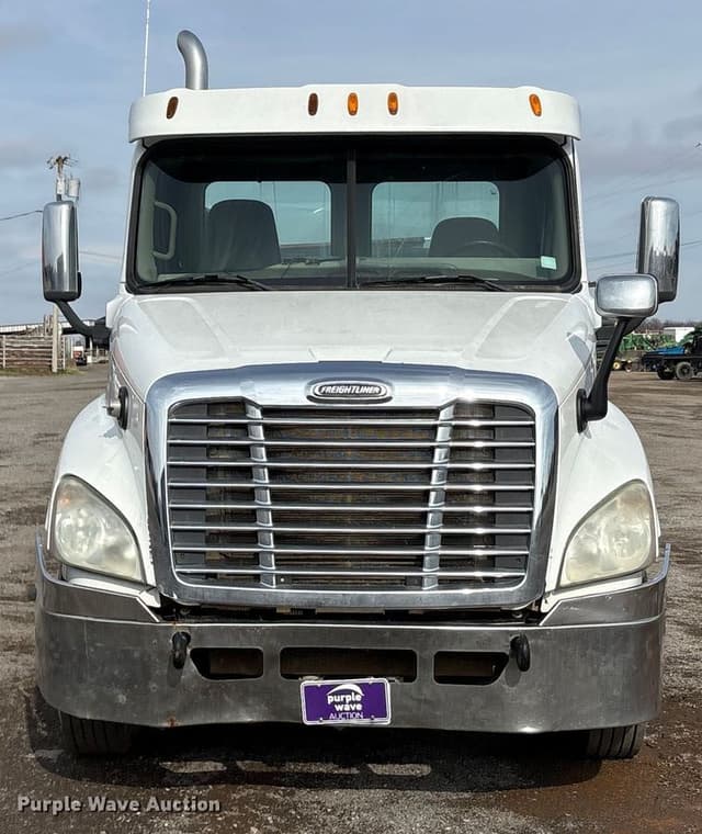 Image of Freightliner Cascadia equipment image 1