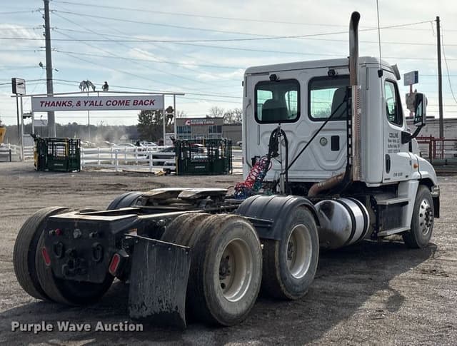 Image of Freightliner Cascadia equipment image 4