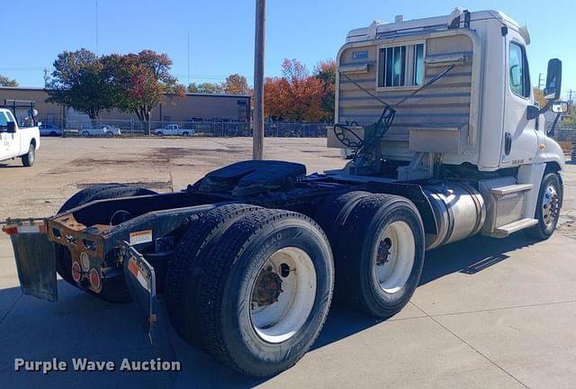 Image of Freightliner Cascadia equipment image 4