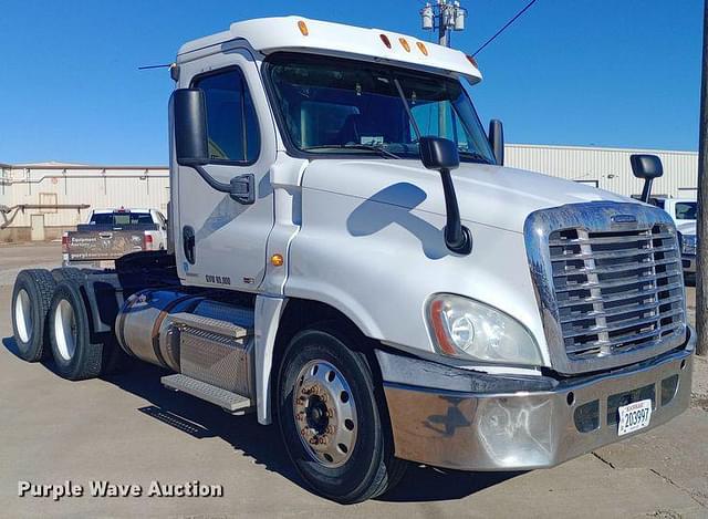 Image of Freightliner Cascadia equipment image 2