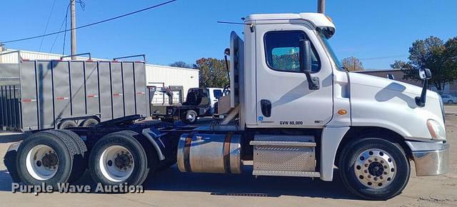 Image of Freightliner Cascadia equipment image 3