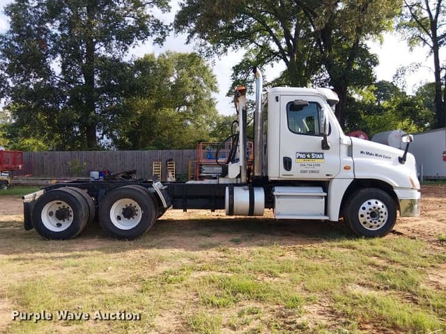 Image of Freightliner Cascadia equipment image 3