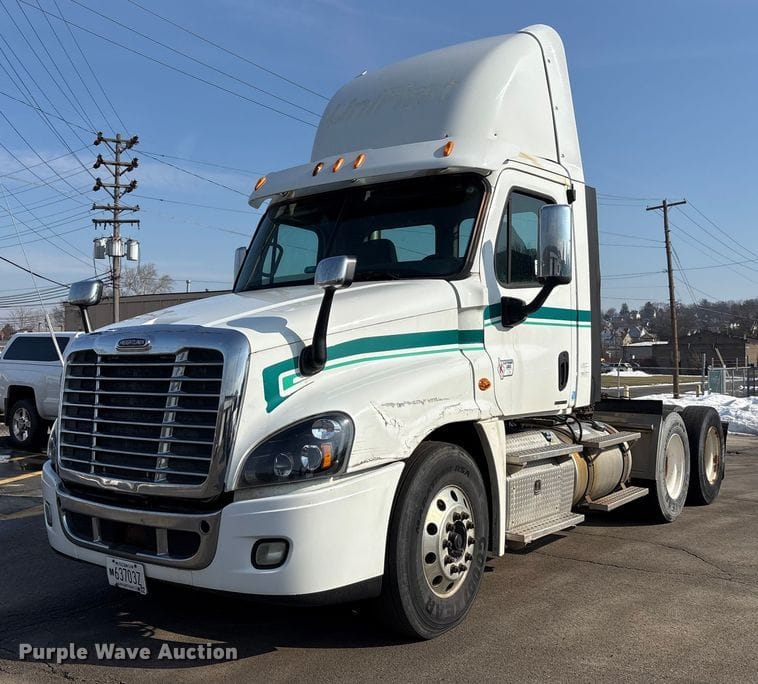 2012 Freightliner Cascadia Equipment Image0