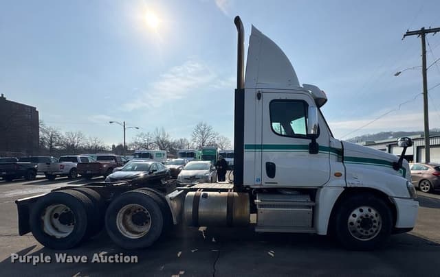 Image of Freightliner Cascadia equipment image 3