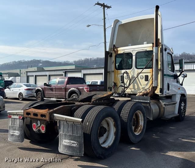Image of Freightliner Cascadia equipment image 4