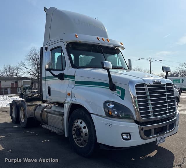 Image of Freightliner Cascadia equipment image 2