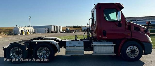 Image of Freightliner Cascadia equipment image 3