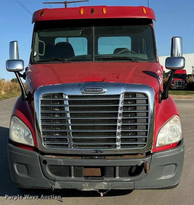 Image of Freightliner Cascadia equipment image 1