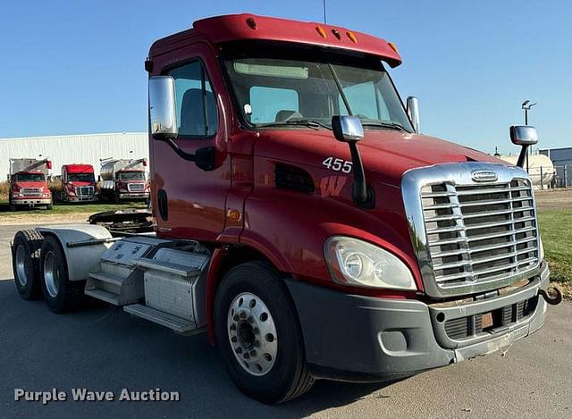 Image of Freightliner Cascadia equipment image 2