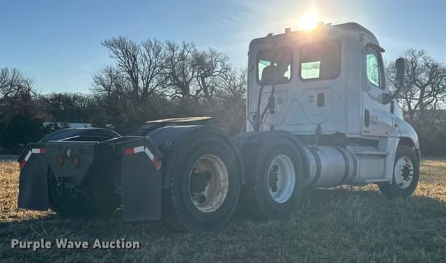 Image of Freightliner Cascadia equipment image 4
