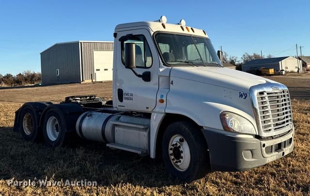 Image of Freightliner Cascadia equipment image 2