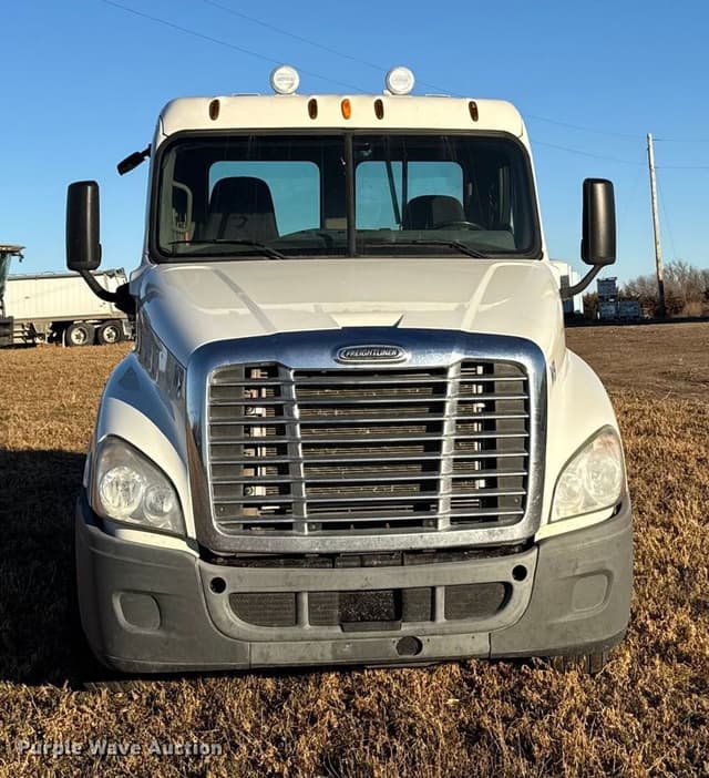 Image of Freightliner Cascadia equipment image 1