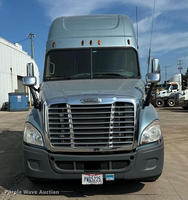 Image of Freightliner Cascadia equipment image 1