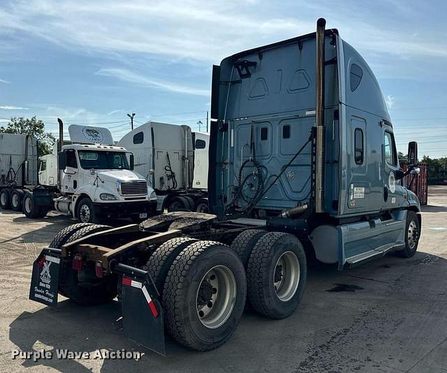 Image of Freightliner Cascadia equipment image 4