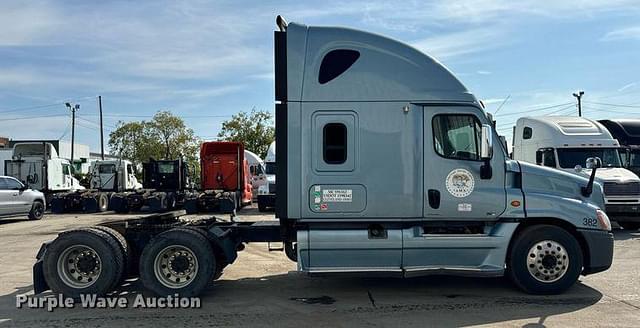 Image of Freightliner Cascadia equipment image 3