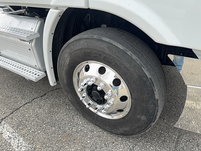 Image of Freightliner Cascadia equipment image 3