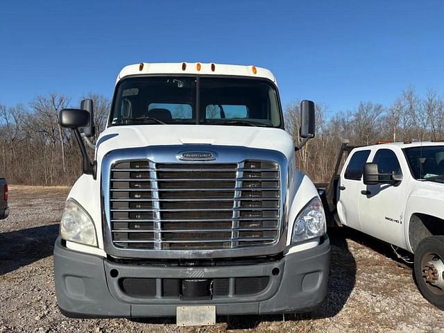 Image of Freightliner Cascadia equipment image 4