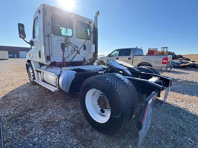 Image of Freightliner Cascadia equipment image 3