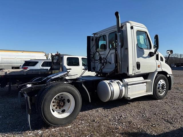 Image of Freightliner Cascadia equipment image 2