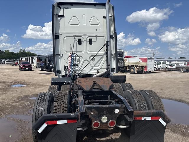 Image of Freightliner Cascadia equipment image 2