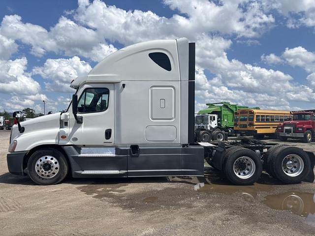 Image of Freightliner Cascadia equipment image 1